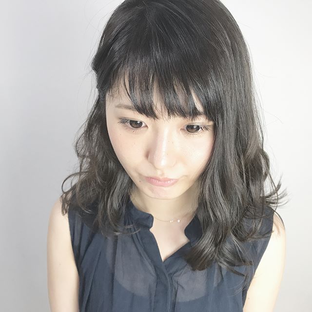 大きめの揺れ髪が可愛いヘアスタイル