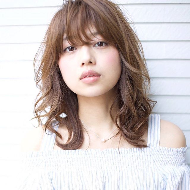 丸顔コンプレックスをカバーできる ミディアム ロングスタイル特集 Folk