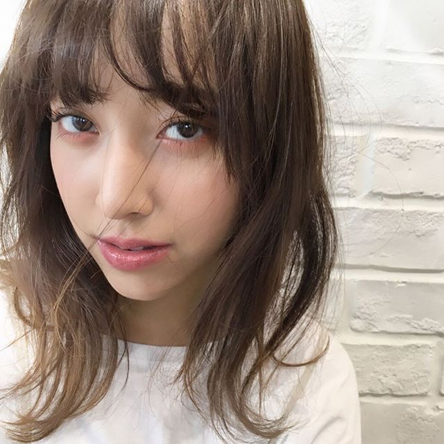 ロブの無造作ヘアスタイル