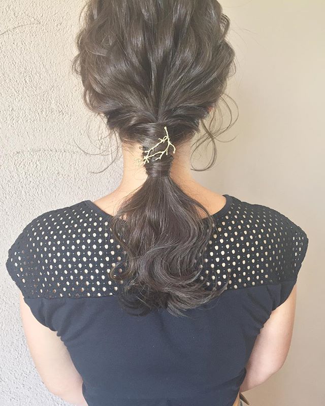 パーティーにしたいひとつ結びヘアアレンジ