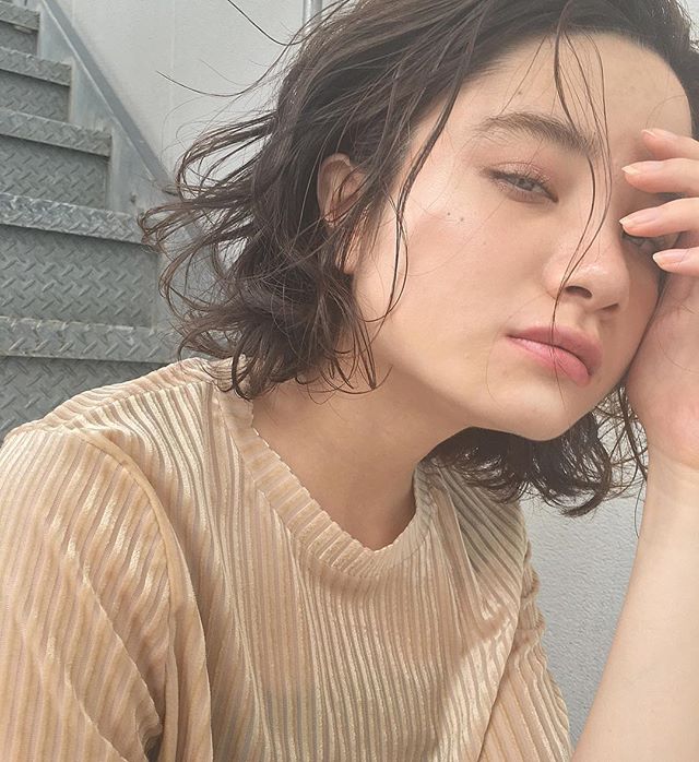 ミディアムの無造作ヘアスタイル