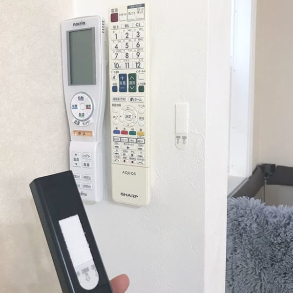 マジックテープを使って壁面リモコン収納