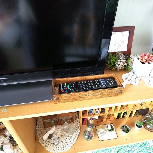 木箱をリメイクしたリモコン入れ