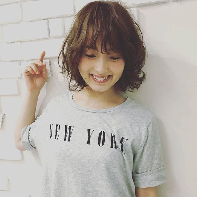 毛先を外ハネにしてまとめたボブヘアスタイル