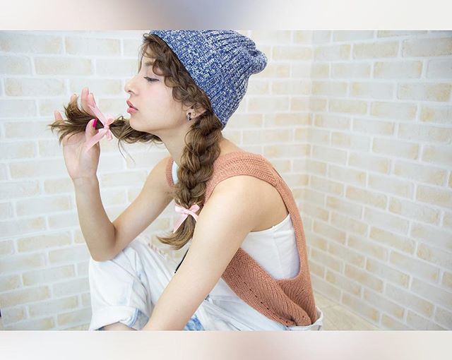 フロント部分を三つ編みしてツインテールをさらに三つ編みしたヘアアレンジ