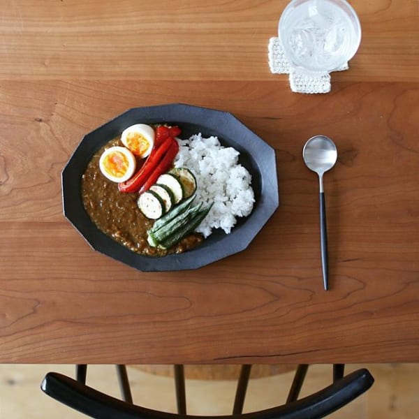 黒い器でカレーライスを引き締めて