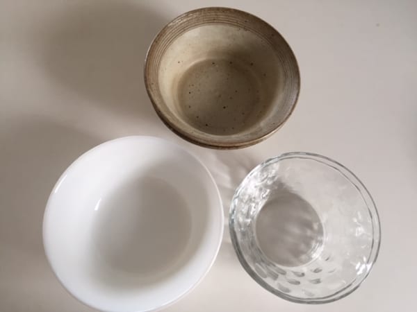 【ダイソー】のカゴで食器を収納３