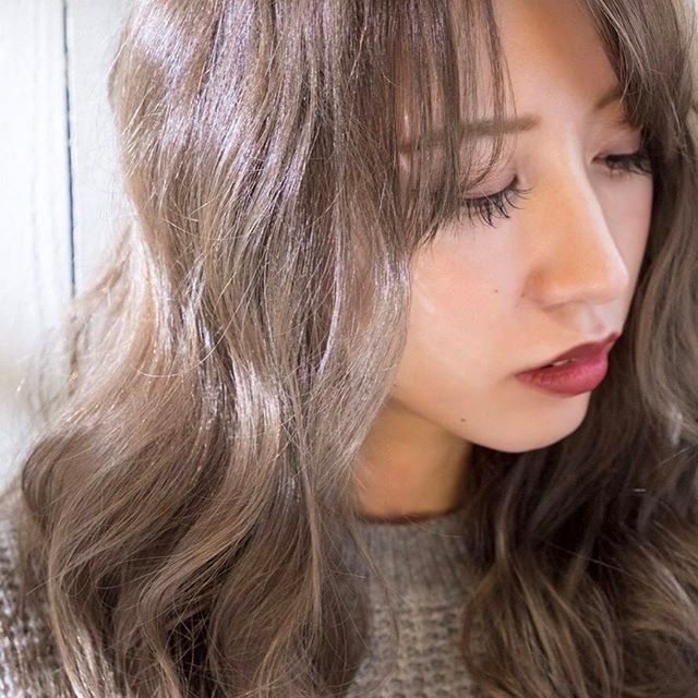 軽めバングの愛されロングヘアスタイル1