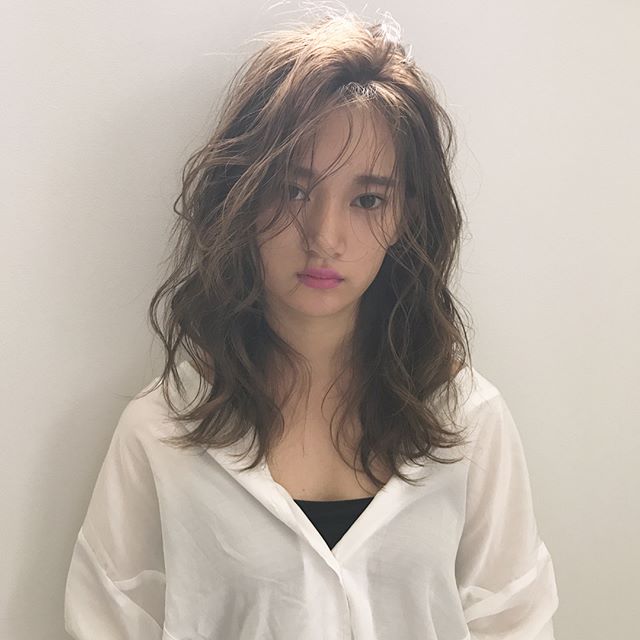 軽めバングの愛されロングヘアスタイル4