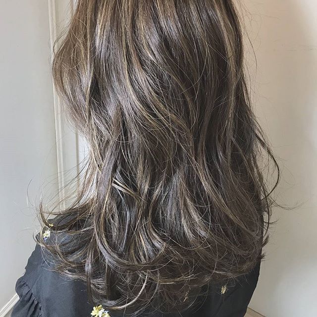 色白に見せるヘアカラー アッシュグレー3