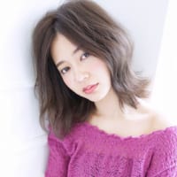 外ハネヘアが今アツい！簡単スタイリングで楽しむ大人女子のイマドキヘアをご紹介♡