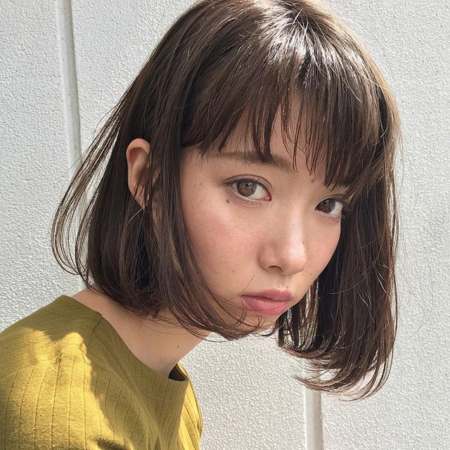 暗髪×ボブスタイルで大人の魅力を