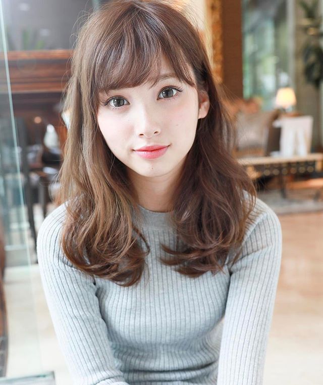 前髪ありの大人かわいいスタイル7