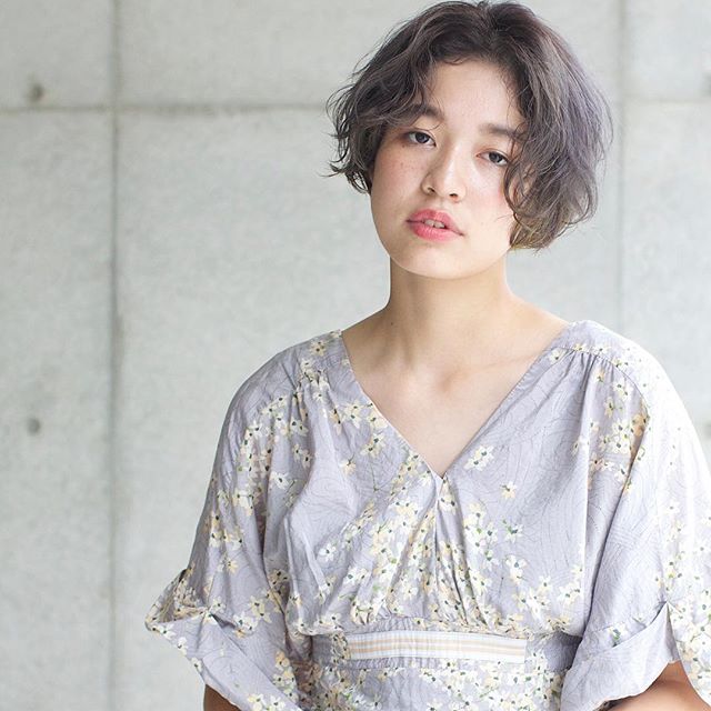 おでこ出しヘアスタイル モード感2