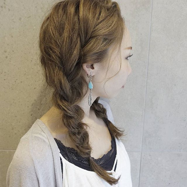 デートの髪型　ヘアアレンジ　三つ編み