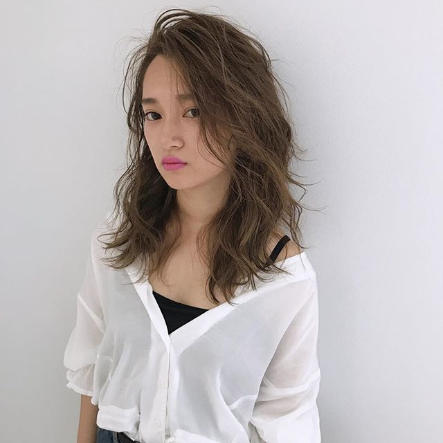 おでこ出しヘアスタイル モード感