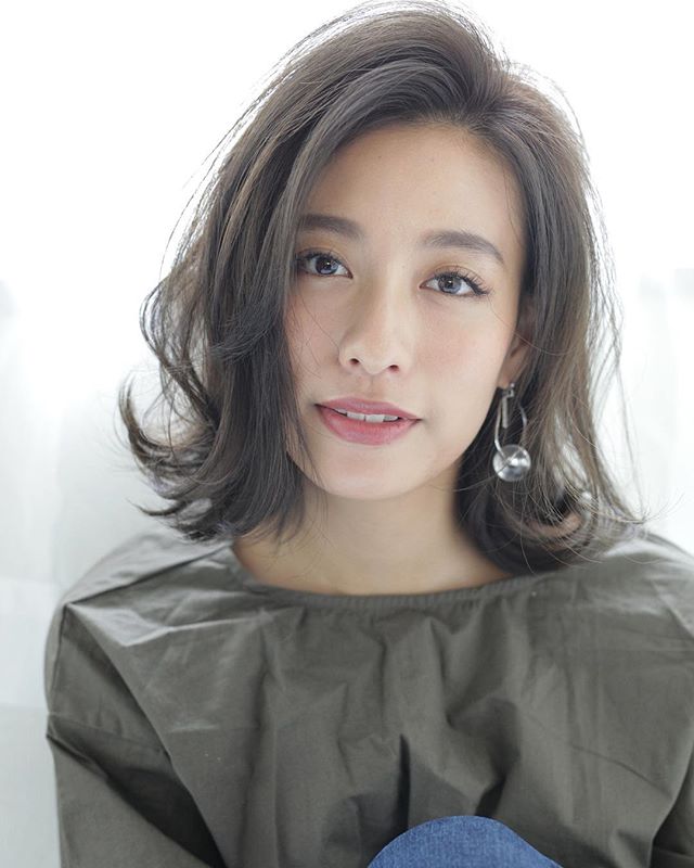 おでこ出しヘアスタイル 大人かわいい