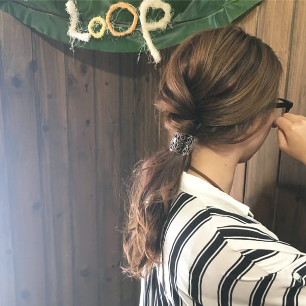 一本結びでこなれ感ヘアアレンジ4