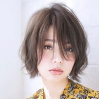 透明感を出すヘアカラー《グレー》に注目。暗めナチュラルで魅力を上げる人気の髪色