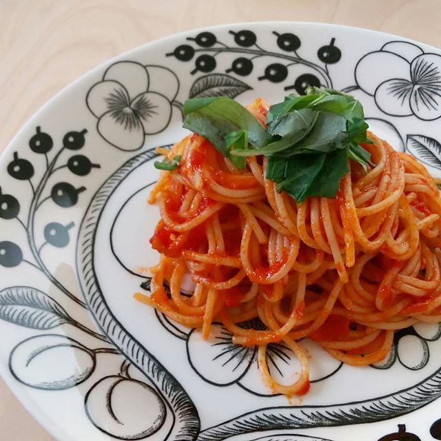 トマトソースパスタは高さを出して上品に