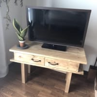 サイズもデザインも自由自在に！部屋にあったテレビラックをDIY