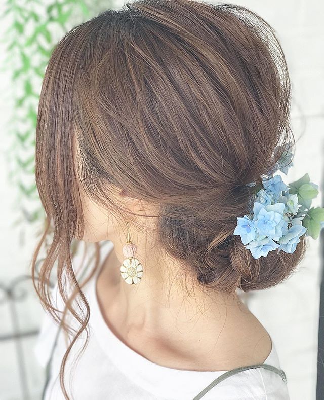 可愛いヘアアクセを使ったシニヨン