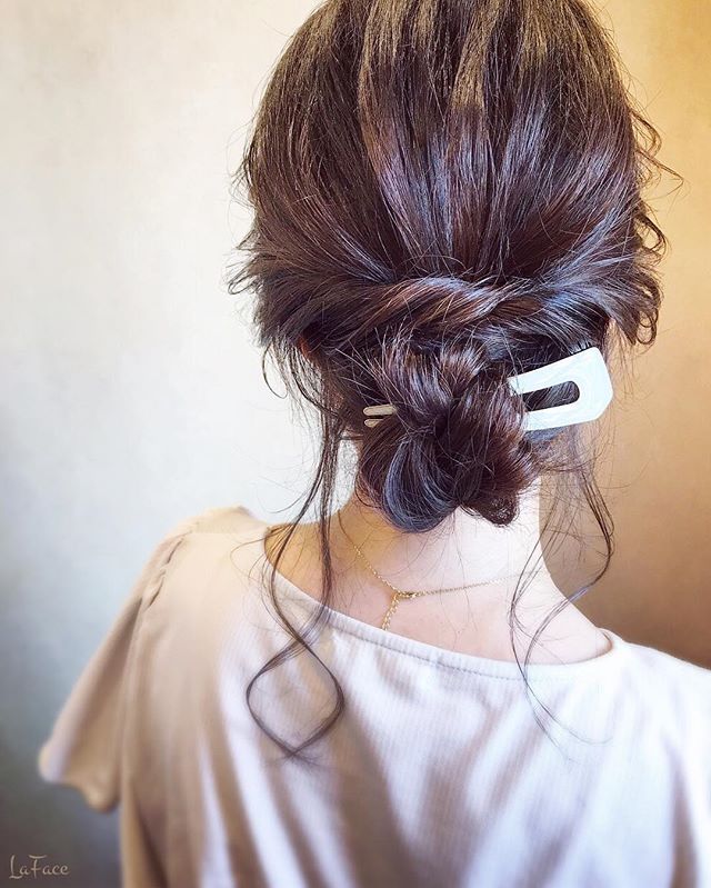 シンプルなヘアアクセを使ったシニヨン2