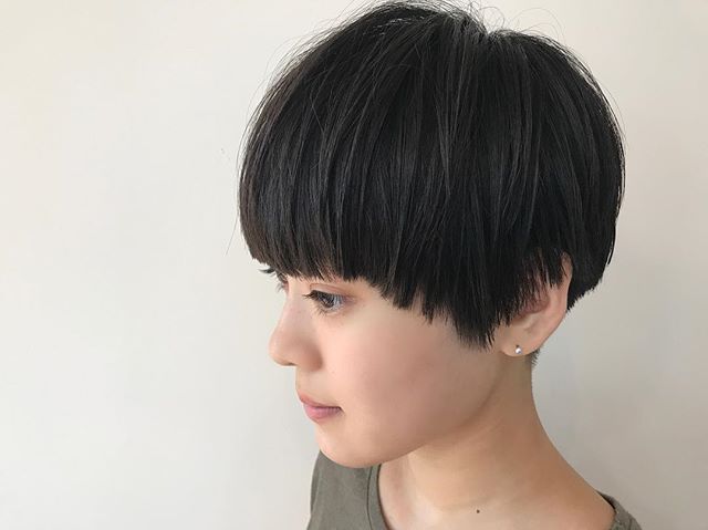 30代におすすめの前髪スタイル①ショート　前髪あり　黒髪ストレート2