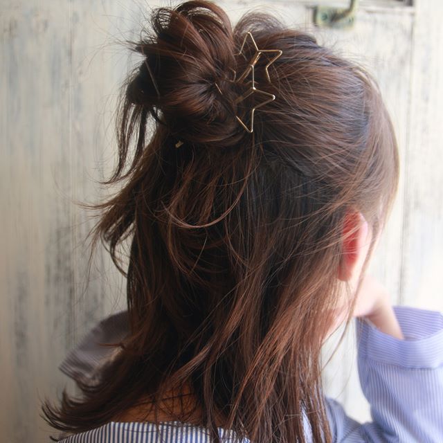 ヘアアクセを使ったハーフアップ