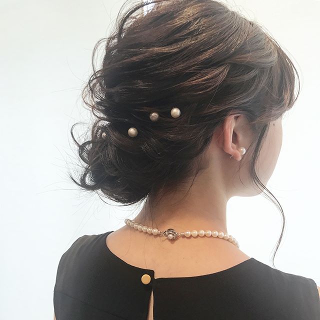 シンプルなヘアアクセを使ったシニヨン