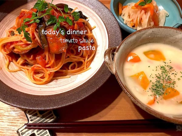 茄子とベーコンと小松菜とキノコのトマトソースパスタ