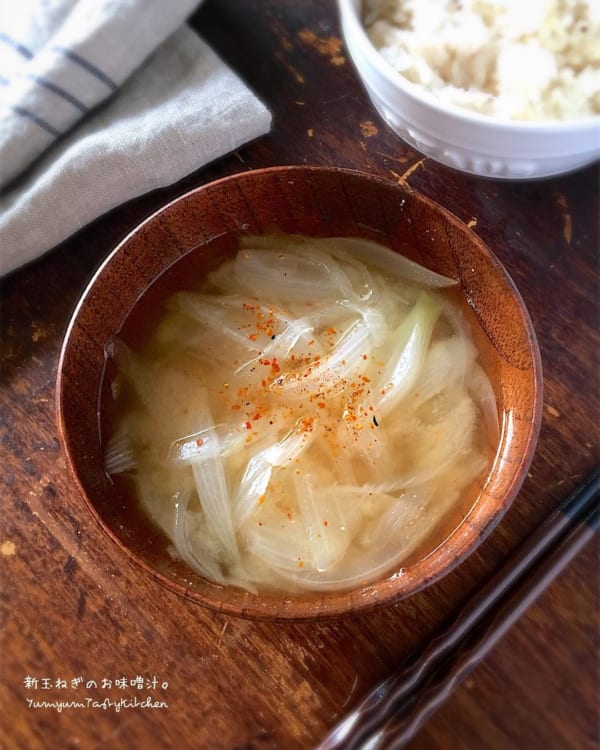 七味の辛さが嬉しい！新玉ねぎの味噌汁