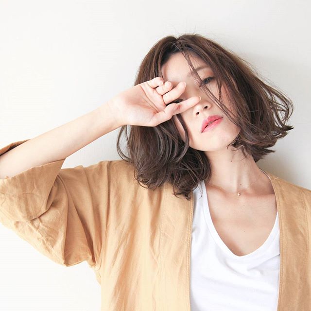 丸顔さんに似合う髪型44選 幼く見られる女性が挑戦したい大人のヘアスタイル Folk 丸顔さんに似合う髪型44選 幼く見られる女性が挑戦したい大人のヘアスタイル Folk