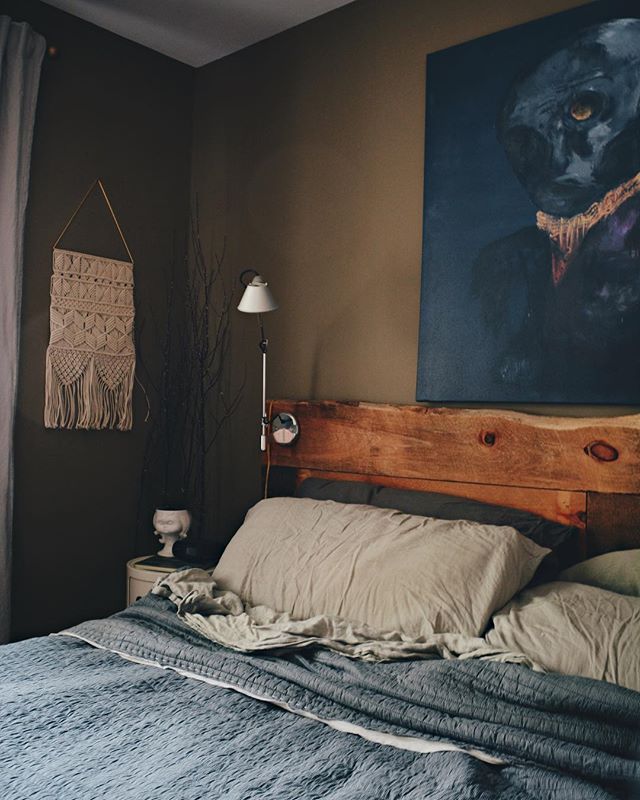 寝室実例　古材風ベッドヘッド