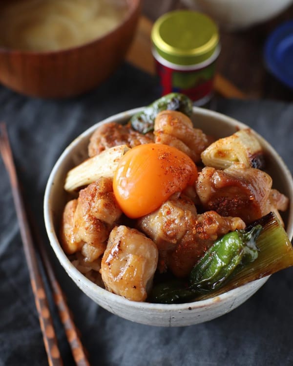 【レシピ付き】ご飯がすすむ！黄身のせ焼鳥丼