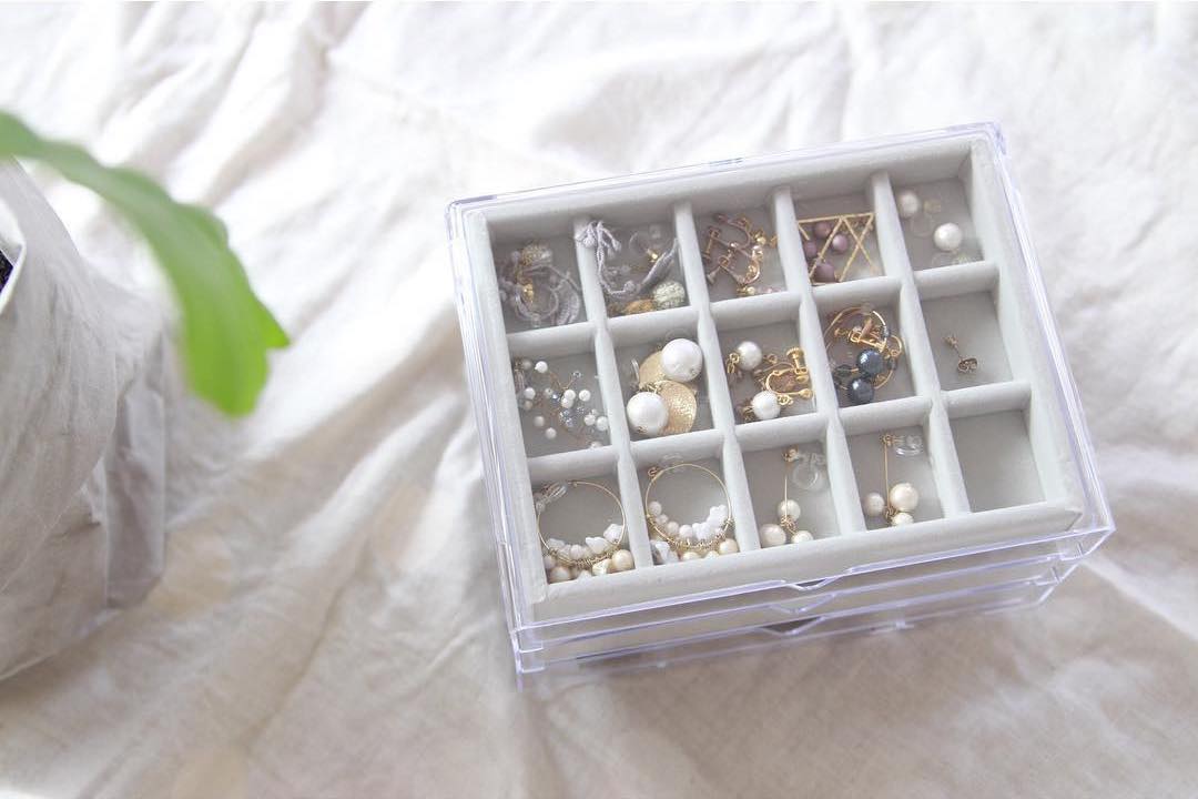 無印 ダイソーetc を活用 腕時計 アクセサリー メイク用品の収納術 Folk