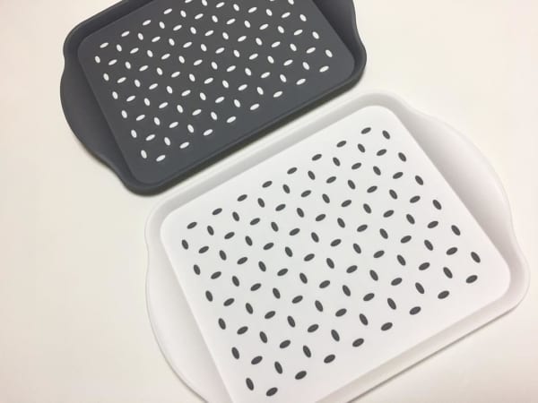 ダイソー　滑り止め付きトレー