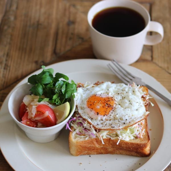 【レシピ付き】コールスローと目玉焼きのせトースト