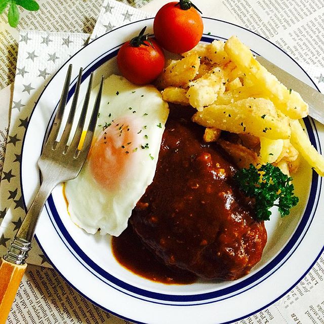 デミグラスソースハンバーグに合うおかず　目玉焼き