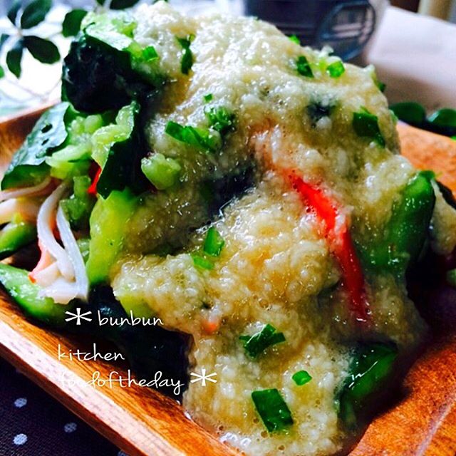 ワカメ・きゅうり・カニカマの麺つゆトロロがけ酢の物