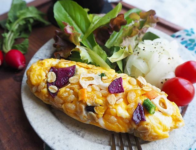 具材たっぷりオムレツ　照り焼きハンバーグに合うおかず