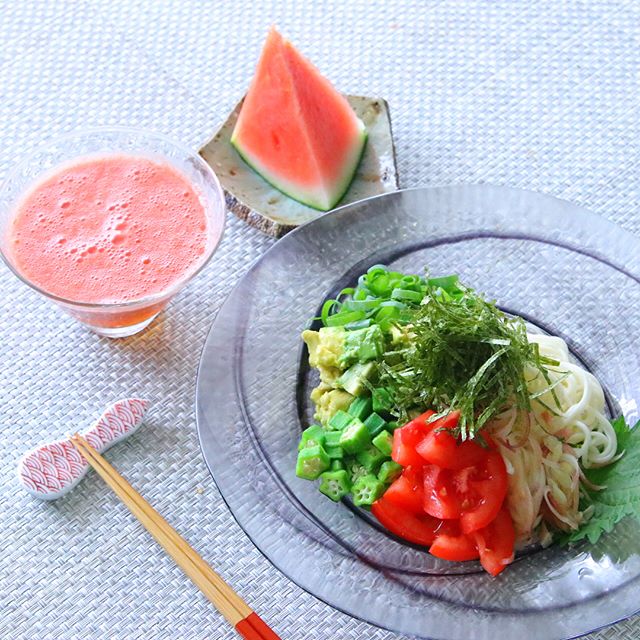 トマトとアボカド・薬味たっぷりのせ冷や麦