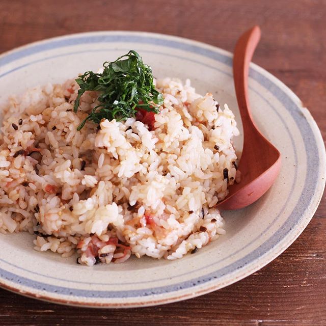 梅塩こんぶピラフ　照り焼きハンバーグに合うおかず