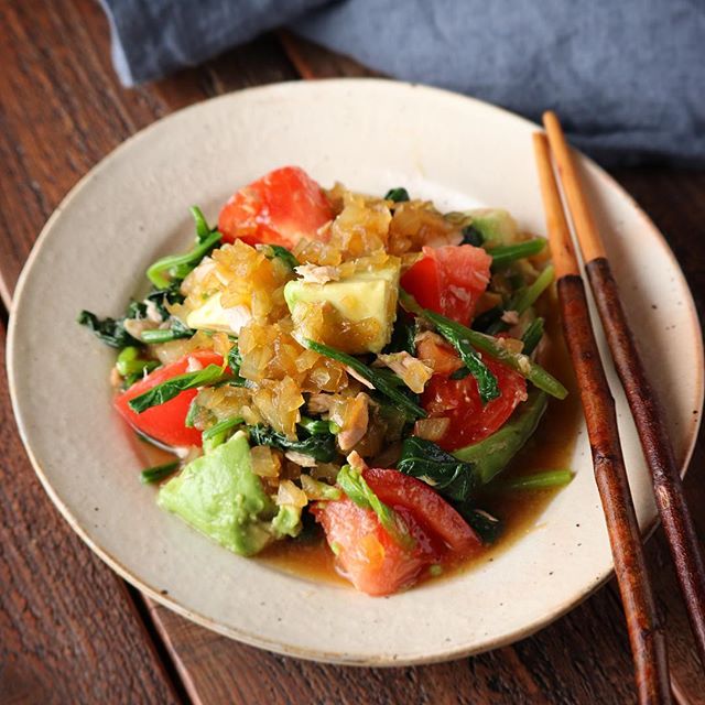 緑黄色野菜とアボカドのツナときざみ玉ねぎドレッシング和え