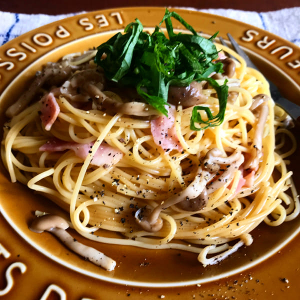 レンジ調理でできるきのこのバター醤油パスタ