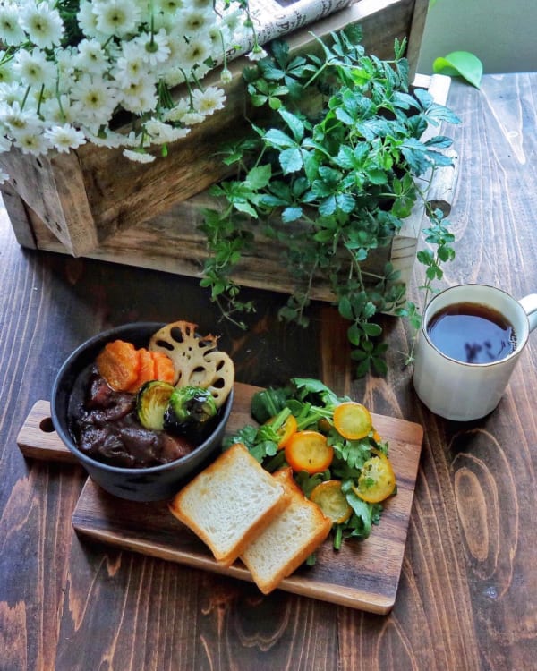 カレーにたっぷりの焼き野菜を添えて