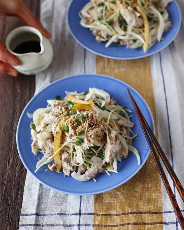 わさび醤油で辛さをプラス！鯖缶と新玉ねぎの胡麻マヨサラダ