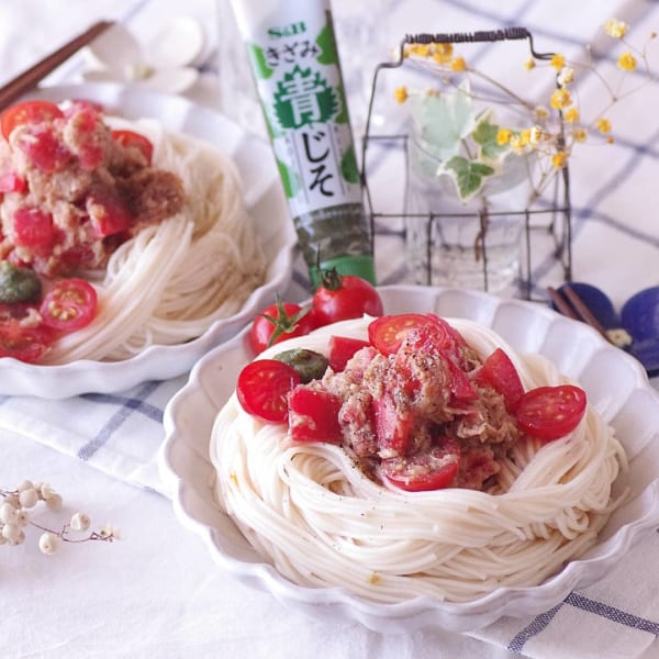 混ぜて茹でた麺にのせるだけ！トマツナそうめん