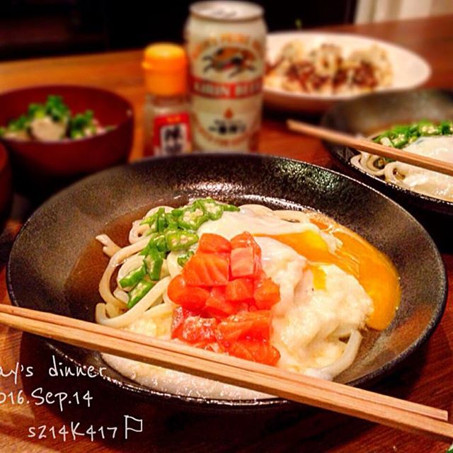 サーモンと温泉卵のネバネバおくら山芋冷やしうどん