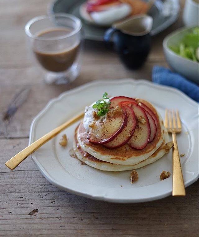 リンゴソテーのせホットケーキ